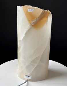 Lampe de table en onyx avec cylindre en pierre rayée et bords bruts, éclairage d'intérieur naturel de luxe - Product Image 1