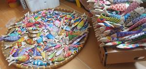 Escultura artesanal de pez en madera maciza para decoración y distribución internacional al por mayor - Product Image 4