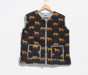 Algodón Tiger Hand Block Hand Made Kantha Print Chaqueta acolchada de algodón Chaqueta de abrigo para mujer - Product Image 1