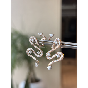 Boucles d'oreilles pendantes en or serpentine avec diamants de laboratoire 1,65 carat, motif serpent pavé, bijoux de créateur minimalistes et audacieux pour femme, hypoallergéniques - Product Image 4