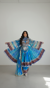 Impresionante Vestido Afgano Kuchi Nómada Azul Celeste con Extensos Detalles de Espejos Plateados y Perlas Intrincadas, Talla Grande - Product Image 2