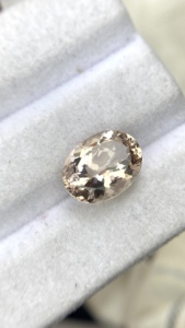 พลอยมอร์แกไนต์ทรงรีธรรมชาติแท้ คุณภาพสีและความเงางามยอดเยี่ยม เบอร์ริลธรรมชาติ 4.05 กะรัต สะอาดระดับ Loupe - Product Image 4