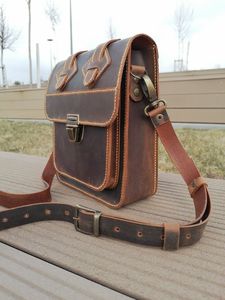 Sling en cuir artisanal Valencrest Elite - Product Image 3