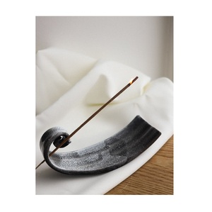 Porte-encens Japandi en terre cuite noire, plateau en céramique incurvé minimaliste, abstrait, pour aromathérapie de bureau, bac à cendres - Product Image 4