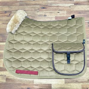 Tapis de selle tout usage TOUGH TACK en velours, matelassage alvéolé, garniture supérieure en véritable peau de mouton pour plus de confort et poche de rangement - Product Image 1