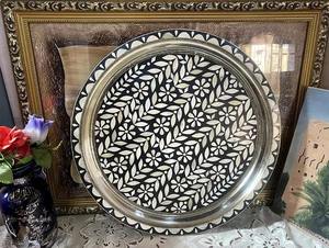 Bandeja Decorativa Redonda de Metal con Patrón Floral Grabado, Diseño Tradicional, Acabado Negro y Plateado, Pieza Única, Estilo Árabe Largo - Product Image 3