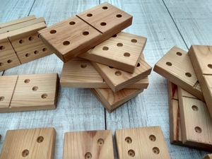 Juego de Dominó Doble Seis de Madera de Colores ILAHI, 28 Piezas, Ecológico, Tallado y Grabado, Diseño Antiguo, Caja Rectangular Alta de Madera - Product Image 1