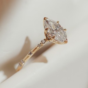 Élégante bague en moissanite marquise 1,44 TC, bague de fiançailles en or jaune massif 14 carats avec accents flottants - Product Image 6