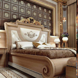 Cama sofisticada en color crema y dorado con un escudo decorativo y detalles de tela elegantes. Disponible a precios de mayorista. - Product Image 1