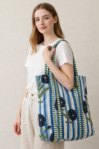 Bolso Tote Bordado con Diseño Floral Índigo de RAJASTHANI TEXTILE, Resistente al Agua, Hecho a Mano, con Cierre Abierto, para Compras, Todas las Temporadas - Product Image 6