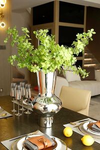 Vase moderne en métal argenté scintillant avec glaçure transparente et texture brillante pour une décoration intérieure riche en thèmes - Product Image 4