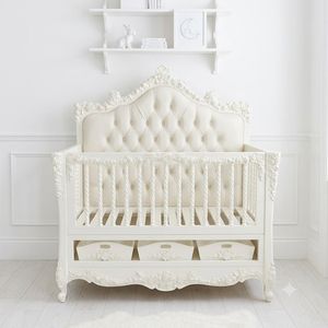 Lit bébé blanc en acajou massif sculpté, fabriqué en Indonésie, sur mesure Chelsea - Product Image 1