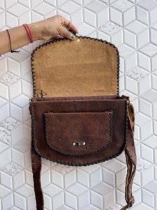 กระเป๋าหนังแท้ทำมือสไตล์บันจารา กระเป๋าสะพายไหล่สไตล์ยิปซี ดีไซน์เก๋ ใช้งานได้หลากหลาย กระเป๋าปักลายเก๋ไก๋สำหรับผู้หญิง - Product Image 3