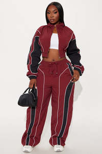 Pantalon de survêtement coupe-vent léger en tissu tissé avec passepoil contrastant rouge bordeaux, marque privée, pour hommes, fabricant de bas de tenue mode - Product Image 6