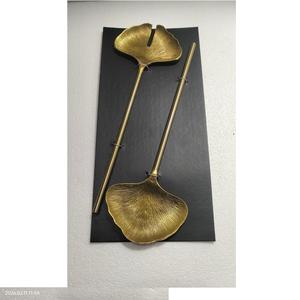 Ensemble de 2 serveurs à salade écologiques en laiton, design feuille, avec poignée en acier inoxydable et finition laiton antique - Product Image 1