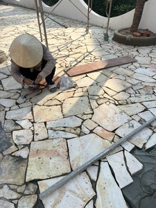 Revestimiento de Pared de Piedra Natural Ecológica Amarilla Crazy Flagstone para Fachadas, Pilares de Puertas, Villas y Resorts en Vietnam, Piedra Thanh Thanh Tung YCF - Product Image 6
