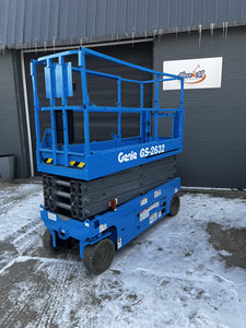 รถยกกรรไกรไฟฟ้า New Genie GS-2032 แบบขับเคลื่อนด้วยตัวเอง แพลตฟอร์มทำงานยกสูงระบบไฮดรอลิก 10 เมตร รับน้ำหนัก 1000 กิโลกรัม สำหรับโรงงาน/คลังสินค้า - Product Image 1
