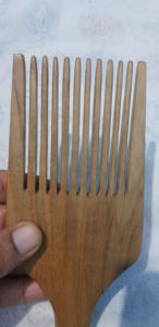 Peines de madera con logotipo personalizado, peines de madera de dientes anchos, artesanías de madera 100% natural, peines artesanales de la India. - Product Image 3