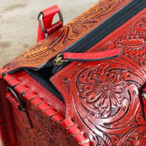 Bolso de Mano de Cuero Rojo de Lujo con Diseño Floral Repujado y Detalle de Piedra Turquesa - Product Image 5