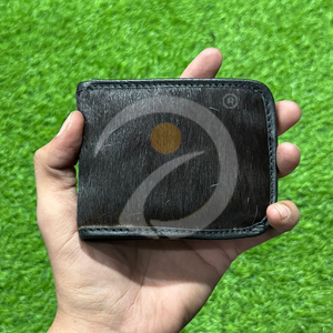 Portefeuille en cuir de vachette fait main pour homme, fin et élégant, avec texture de poils de qualité supérieure, idéal pour organiser vos affaires. - Product Image 1