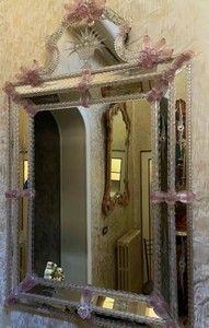 Impresionante espejo veneciano en cristal de Murano rosa con cymatium y flores - Product Image 1