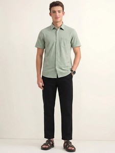 เสื้อเชิ้ตผู้ชายสีเขียวมะกอก แขนสั้น ผ้าฝ้ายป๊อปลิน ลำลอง ปกคอปก ทรงเข้ารูป สีพื้น ระบายอากาศได้ดี เหมาะสำหรับใส่ในฤดูร้อน - Product Image 1