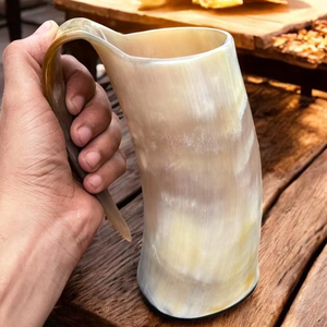 Jarra de Cuerno Vikinga, Hecha a Mano con Cuerno Natural, Estilo Moderno y Personalizado, con Agarre Perfecto para Fiestas de Cerveza - Product Image 1