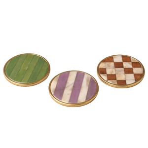 Juego de Posavasos de Aluminio Dorado de Lujo con Incrustaciones de Madreperla, Posavasos Decorativos Redondos con Diseño a Cuadros Verde y Morado, Premium - Product Image 1