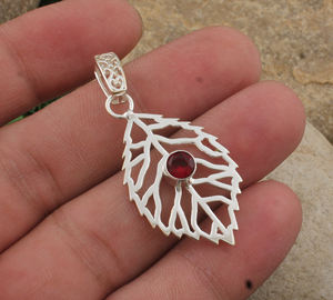 Charmes en grenat rouge naturel, argent sterling 925 plaqué platine, collier minimaliste vintage simple et délicat, pierre précieuse unisexe, janvier - Product Image 1