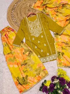 Traje Preconfeccionado Chinon de Dhwaja Export Mustard con Bordado y Trabajo de Codificación - Product Image 4
