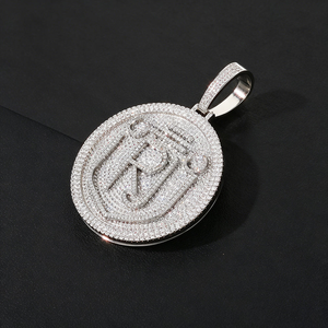Collier pendentif de luxe R Shield entièrement serti de moissanite, médaillon rond, bijou statement Hip Hop, cadeau pour homme, brillant - Product Image 4