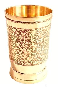 Verre à eau en laiton fait main, design épuré, idéal pour la maison, le bureau, l'hôtel, le restaurant, le bar, la cuisine, les mariages, ou comme cadeau. - Product Image 3