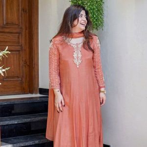 Ensemble de robe Anarkali en tissu de verre pur pour femmes, travail manuel, col et manches, 3 pièces, tenue de fête ethnique avec dupatta - Product Image 3