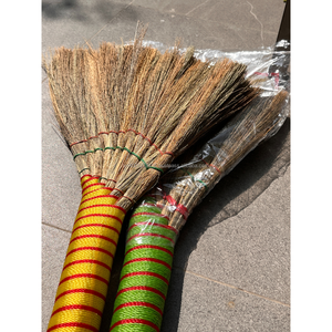Balai en herbe - Balai artisanal de style vietnamien, écologique, léger et durable, au meilleur prix du Vietnam - Product Image 1