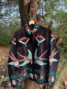 Chaqueta Bordada con Aves del Amor, Estilo Boho, Color Negro, Diseño Floral, Arte Folclórico, Hecha a Mano, Ideal para Regalo, Festivales y Fiestas - Product Image 2