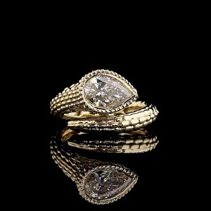 Anillo de banda abierta curva con diamante talla pera cultivado en laboratorio VS1 de estilo escultural, oro macizo de 14K, para ocasiones especiales, joyería para mujer. - Product Image 6