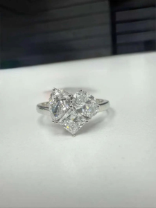 Anillo de compromiso de oro blanco con diamantes en forma de pera, ovalados y princesa, diseño Toi et Moi, único con tres piedras para mujer, anillo nupcial de lujo. - Product Image 2