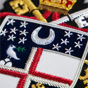 Badges brodés personnalisés légers en fil de métal, fabriqués en usine, avec épingle de sécurité, logo personnalisé, haute qualité, OEM/ODM, vente en gros - Product Image 4