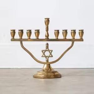 Candelabro de Siete Brazos de Latón Macizo Bold Blossom |   Grabado y Fundición Artesanal para Decoración del Hogar y Bodas - Product Image 2