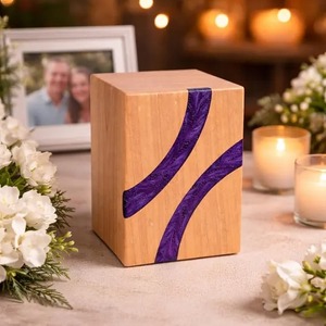 Urna Funeraria de Madera Maciza Marrón Estilo Europeo con Detalles Florales en Dorado, Florero Decorativo Verde para Adultos, Urna Clásica Natural - Product Image 2