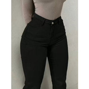 Jean en denim noir extensible et ajusté pour femme grande taille – Confortable et tendance pour un look décontracté - Product Image 2