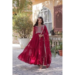 Vestido de Fiesta Hecho a Mano por Diseñadores de Livewear, con Bordado de Perlas, Corte en A, Cintura Imperio, Escote Barco, en Chifón - Product Image 5