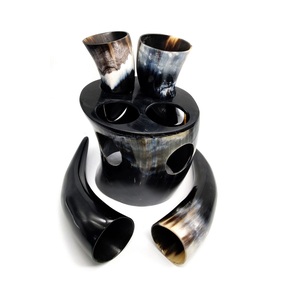 Cuerno Vikingo Tradicional para Beber con Soporte de Cuero Genuino para Eventos Renacentistas y Cosplay - Product Image 1