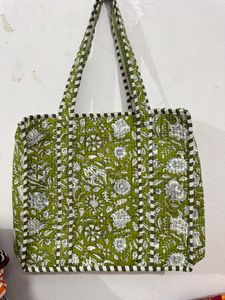 Bolso Tote Acolchado Kantha Floral Morado Hecho a Mano |   Bolso de Hombro de Algodón Artesanal Sostenible para Venta al Por Mayor - Product Image 5