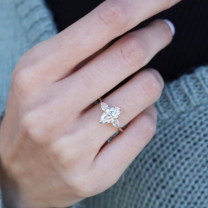 Anillo de diamante de laboratorio con corte marquesa de 2.0 ct, piedra lateral en forma de pera, anillo de tres piedras de oro macizo para ella, para boda y compromiso. - Product Image 3