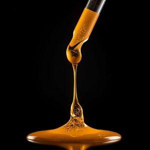 Sérum de soin du visage au curcuma biologique personnalisable, enrichi en niacinamide, anti-inflammatoire, éclaircissant les taches brunes, en vrac - Product Image 4