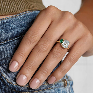 Anillo de Compromiso Toi Et Moi con Diamantes y Piedra Verde en Forma de Pera y Redonda - Product Image 4