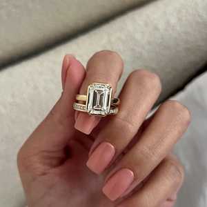 Ensemble de mariage et bague de fiançailles en diamant de laboratoire taille émeraude de 5 carats, sertie à griffes et à clos, design Art Déco, certifié IGI - Product Image 6