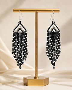 Boucles d'oreilles pendantes faites à la main en alliage de zinc noir et blanc avec perles et franges pour femme, style bohème, longues pampilles, bijoux tendance - Product Image 1