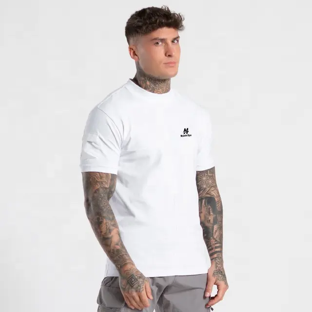 Weißes Herren-Slim-Fit-T-Shirt mit der Bux-Tasche am Ärmel, passend zum Cargo-Hosen-Stil